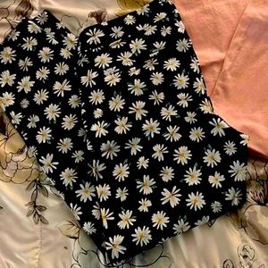 Old Navy Pixie Pants, size 6, navy blue with daisy